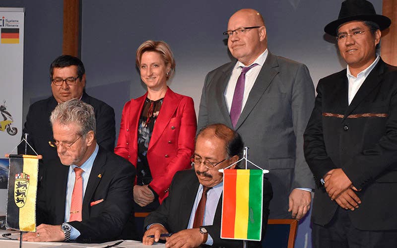 Acto de la firma de la constitución de la nueva empresa YLB-ACISA en Berlín