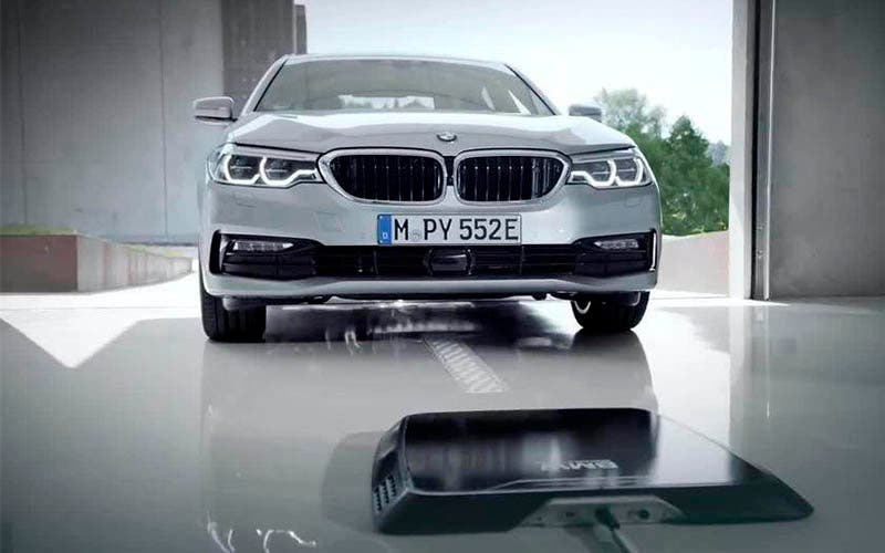 Recarga inalámbrica en el BMW 530 iPerformance, desarrollada por Brusa