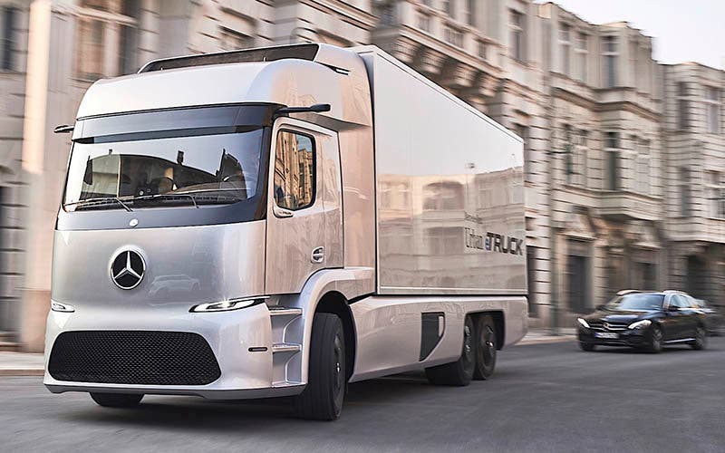 Mercedes-Benz urban eTruck, Exterieur, Silver Arrow metallic, dreiachsiger Verteiler-Lkw, 2 x 125 kW, 2 x 500 Nm, 3 Module Lithium-Ionen-Batterien, Gesamtkapazität: 212 kWh, elektrisch angetriebene Hinterachse, Reichweite: bis zu 200 km, zul. Gesamtgewicht: 26 t ;
Mercedes-Benz urban eTruck, Exterior, silver arrow metallic, three-axle short-radius distribution truck, 2 x 125 kW, 2 x 500 Nm, 3 modules of lithium-ion batteries, total capacity: 212 kWh, electrically driven rear axle, operating range: up to 200 km, permissible gross vehicle weight: 26 t;