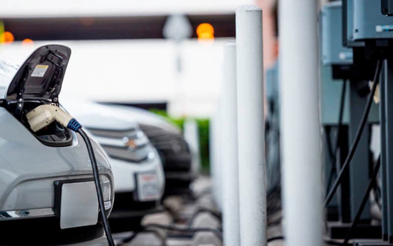 Deloitte predice que el coste de propiedad de los coches eléctricos se igualará con los ed combustión en 2024