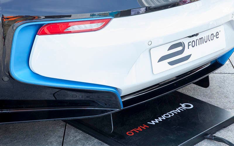 El sistema de carga inalámbrica Halo de Qualcomm ha sido utilziado en la Fórmula E en yun BMW i8, el Safety Car de la competición