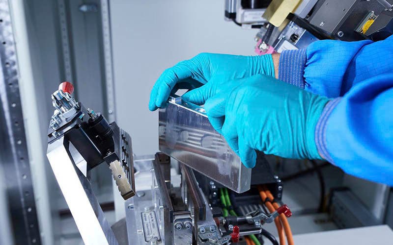 Francia impulsará el mercado de las baterías para vehículos eléctricos en Europa con la inversión de 700 millones de euros en cinco años