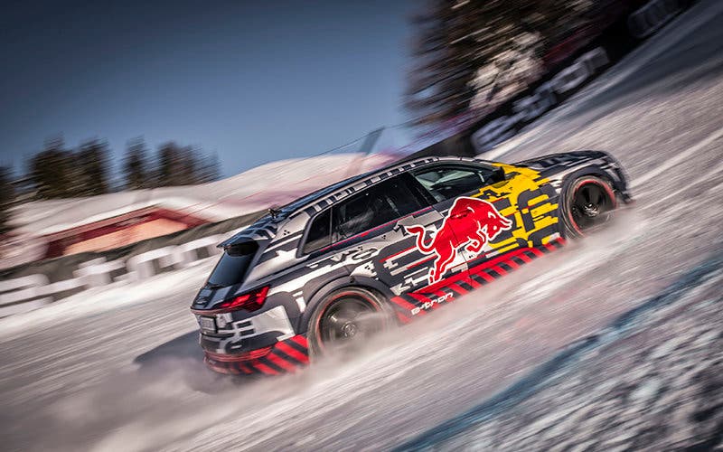 Specially equipped Audie e‑tron climbed the “Mousetrap” on the legendary ski course