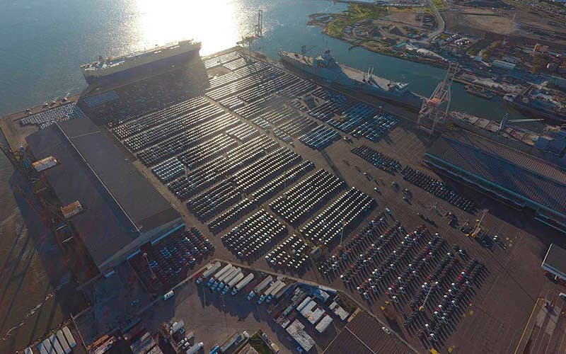 4000 unidades del Tesla Model 3 esperando a ser embarcadas en el puerto de San Francisco rumbo a Europa