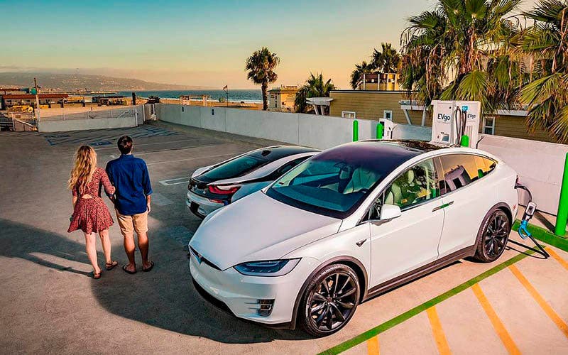 la infraestructura de recarga rápida y pública es la gran olvidada para la industria automovilística