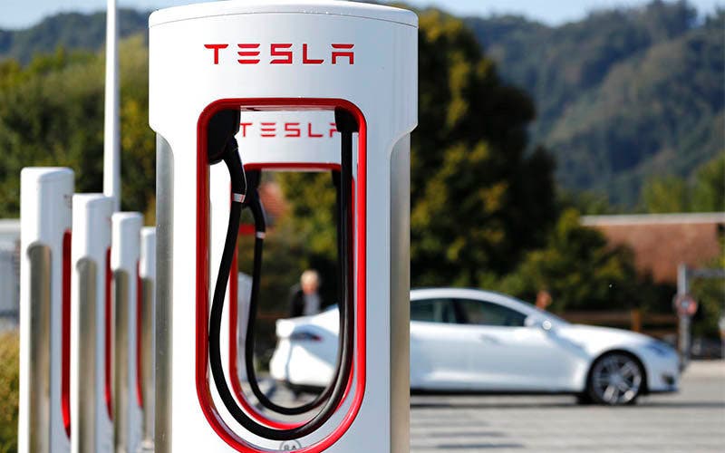 Tesla pone en marcha la primera estación Supercharger V3