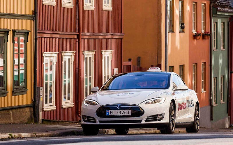 Todos los taxis de Oslo serán eléctricos en 2023 y se recargarán de forma inalámbrica
