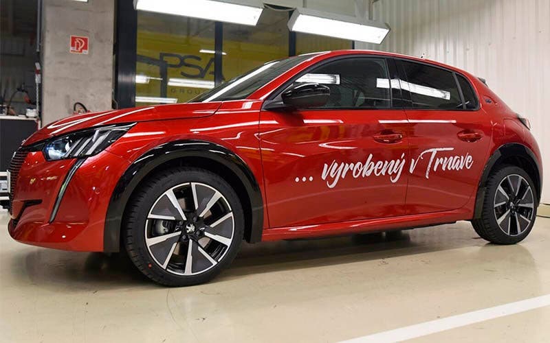 El primer Peugeot 208 eléctrico producido en Trnava. Foto TASR