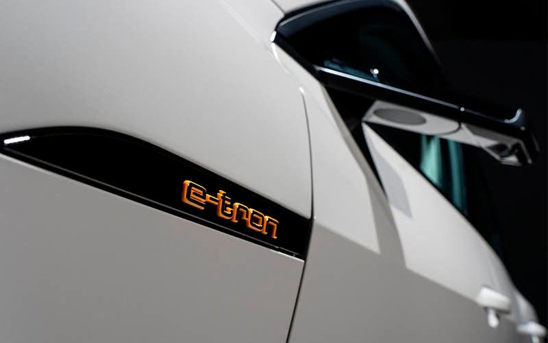 La campaña publicitaria del Audi e-tron pretende educar a los clientes sobre la movilidad eléctrica