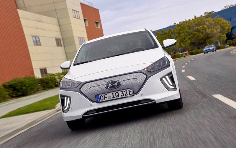 Hyundai actualza el Ioniq eléctrico dotándolo de 294 kilómetros de autonomía