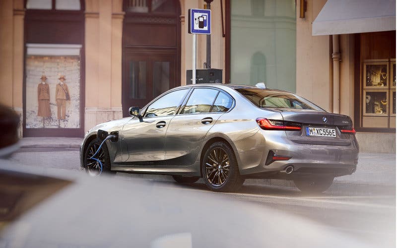 BMW aumenta la autonomía eléctrica de sus modelos híbridos enchufables