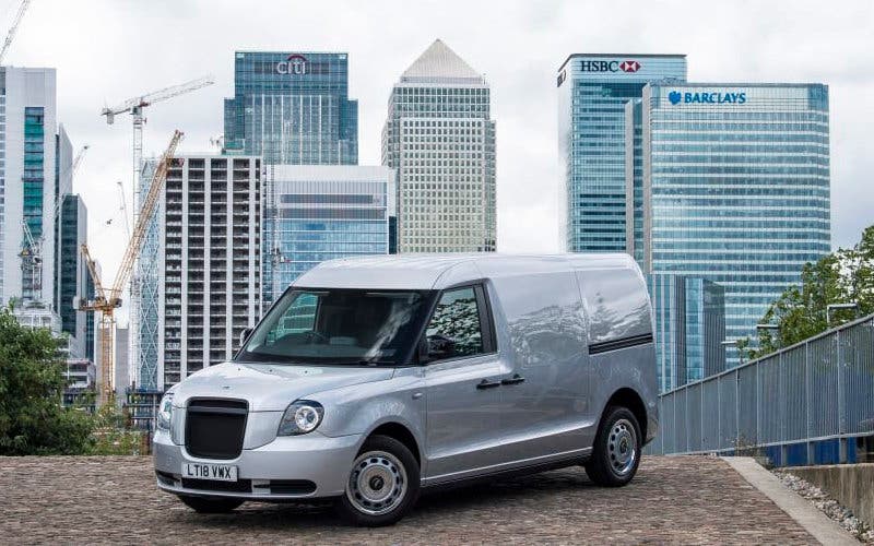 LEVC muestra en Londres su furgoneta eléctrica con autonomía extendida en su versión de producción