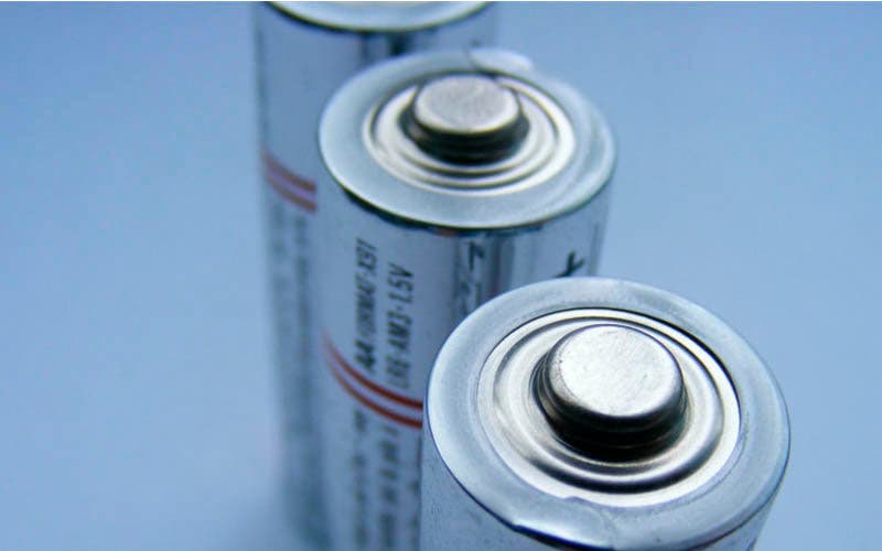 Las baterías de electrolito sólido tienen mayor densidad de energía, son más seguras y más baratas que las actuales de electrolito líquido