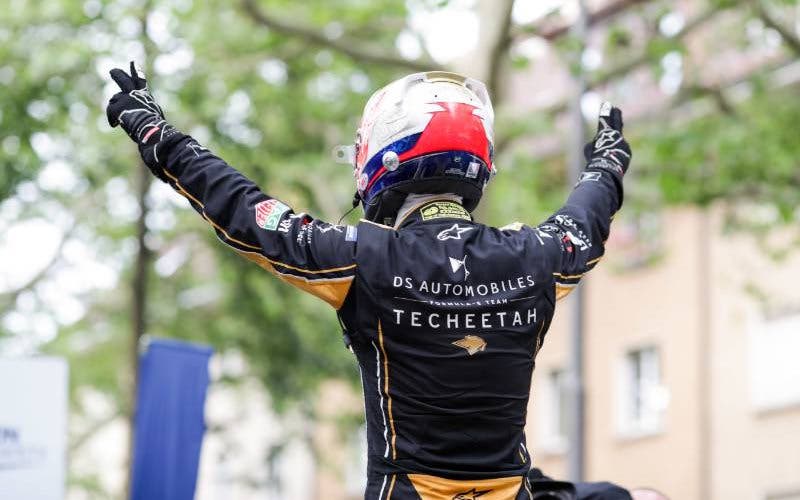 Final de la Fórmula E 2018/2019: Jean-Éric Vergne y DS Techeetah ganan el campeonato mundial de coches eléctricos.