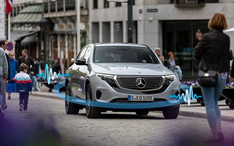 Mercedes-Benz Plug-In Hybride und Elektrofahrzeuge sind mit Soundgeneratoren ausgestattet.
Mercedes-Benz plug-in hybrids and electric models are equipped with sound generators.