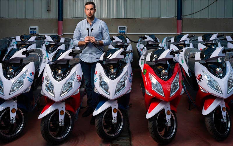 Raphael Moszynski junto a los scooters eléctricos de Blitz Motors