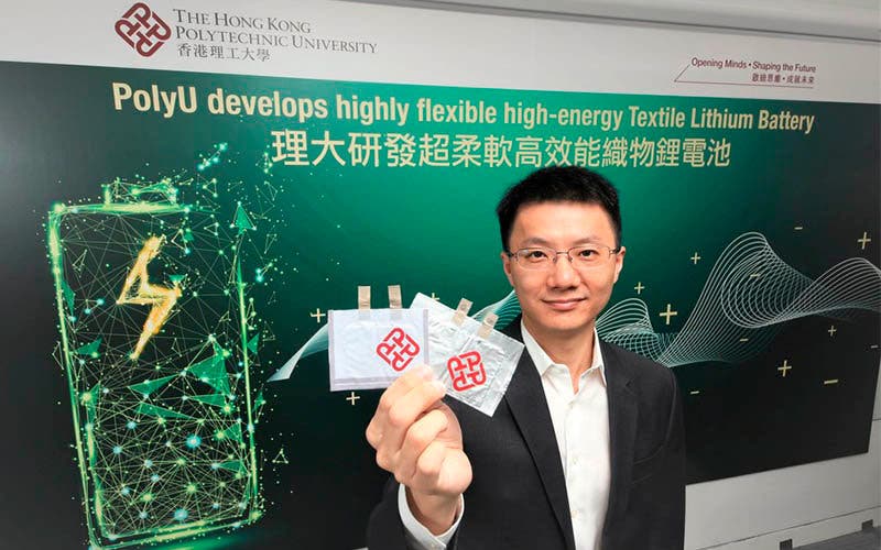 Zheng Zijian, director del equipo de investigación de PolyU, muestra las baterías de litio textiles y flexibles