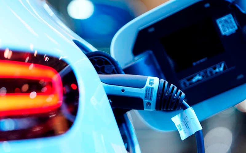 Los coches eléctricos dominarán el mercado en 2040, según BloombergNEF