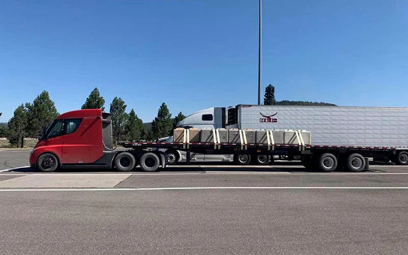Tesla Semi lastrado con bloques de cemento en el Centro de Inspección de la Patrulla de Carreteras de California