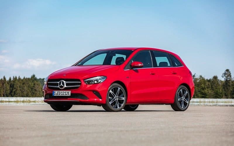 Mercedes-Benz Plug-in-Hybrid B 250 e;Kraftstoffverbrauch kombiniert 1,6-1,4 l/100 km, CO2‑Emissionen kombiniert 36-32 g/km, Stromverbrauch kombiniert 15,4-14,7 kWh/100 km*
Mercedes-Benz Plug-in-Hybrid B 250 e;Combined fuel consumption 1.4 l/100 km, combined CO2 emissions 33-32 g/km, combined electrical consumption 148 -147 kWh/100 km*