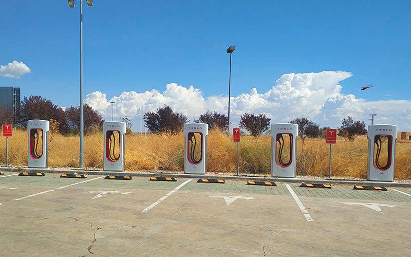 400 estacione de Supercargadores europeos permiten recargar a 150 kW de potencia