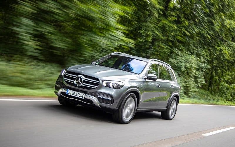 GLE 350 de 4MATIC;Kraftstoffverbrauch gewichtet 1,1 l/100 km, CO2-Emissionen gewichtet 29 g/km, Stromverbrauch gewichtet 25,4 kWh/100 km*
GLE 350 de 4MATIC;Weighted fuel consumption 1.1 l/100 km, weighted CO2 emissions 29 g/km, weighted power consumption 25.4 kWh/100 km*