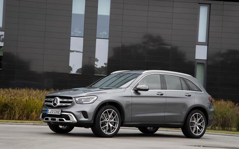 GLC 300 e 4MATIC, selenitgrau metallic, Leder schwarz;Kraftstoffverbrauch gewichtet 2,5-2,2 l/100 km, CO2-Emissionen gewichtet 57-51 g/km, Stromverbrauch gewichtet 17,8-16,5 kWh/100 km* (vorläufige Angaben)
GLC 300 e 4MATIC, selenite grey metallic, Leather black ;Weighted fuel consumption 2.5-2.2 l/100 km, weighted CO2 emissions 57-51 g/km*, weighted power consumption 17.8-16.5 kWh/100 km (provisional figures)