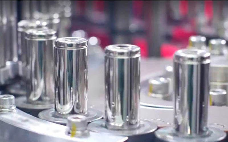 Nueva patente de Tesla para baterías más baratas, más duraderas y más eficientes