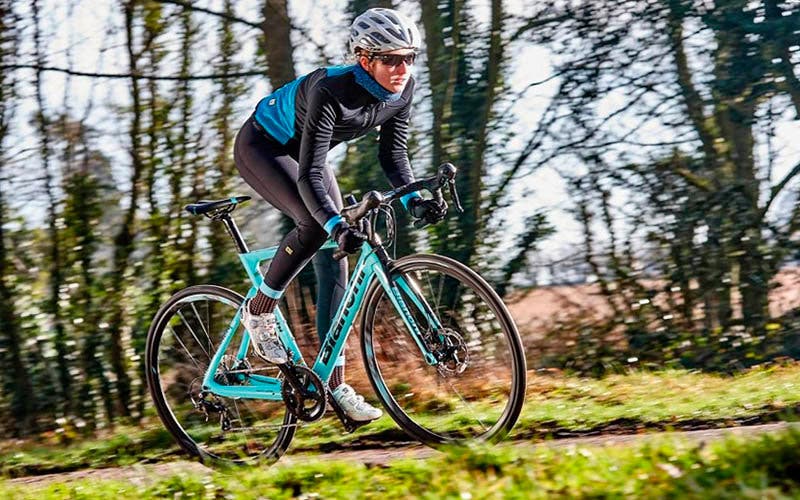 la Bianchi Aria E-Road no parece una bicicleta eléctrica, pero lo es