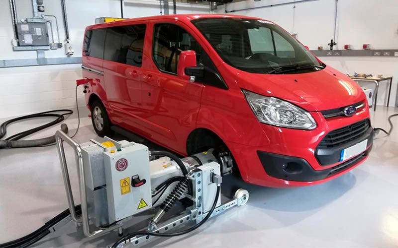 Ford Transit sometida a la acción de un dinamómetro del proyecto de la Universidad de Loughborough