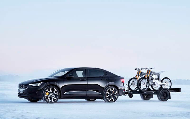 El Polestar 2 remolcando dos motocicletas eléctricas KALK OR