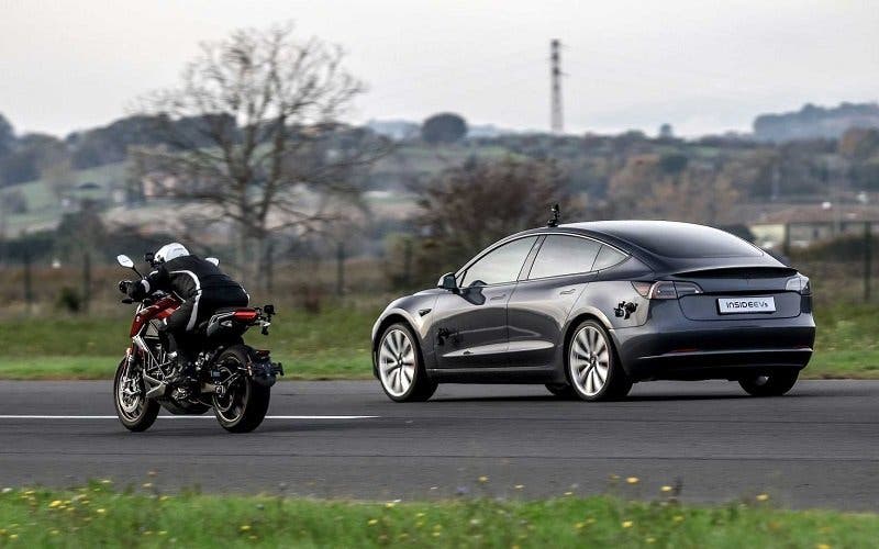 tesla-model-3-performance-vs-zero-motorcycles-sr-f_portada