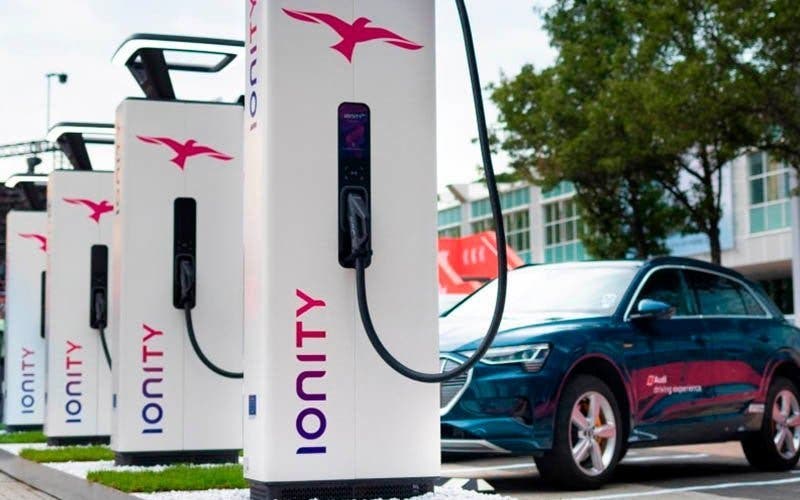 LA CNMC reduce el coste fijo de potencia al 20% para los puntos de recarga de vehículos eléctricos