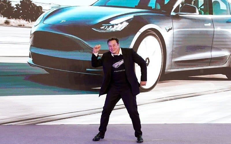 Tesla-Elon Musk bailando_portada