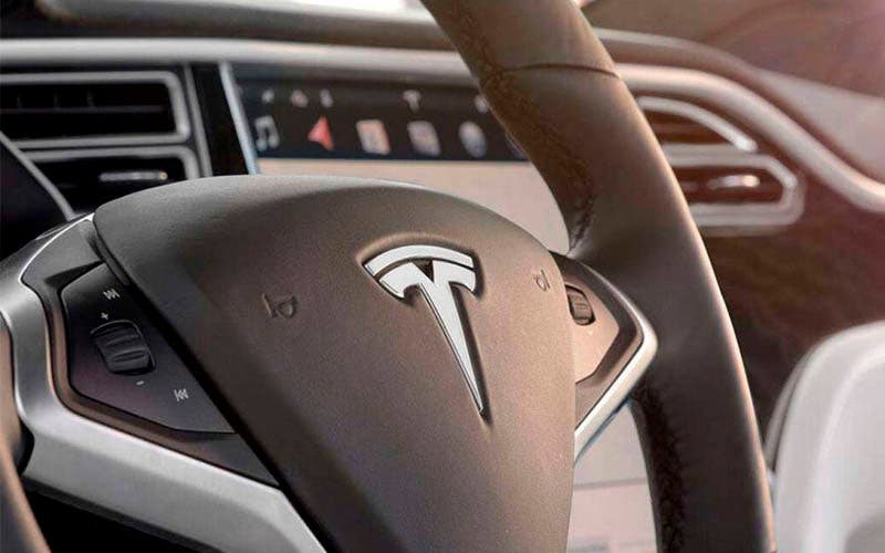 Tesla quiere reinventa el volante dotándole de mayores funcionalidades