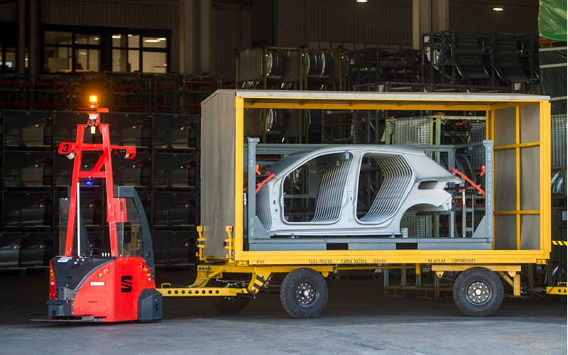 Vehículo AGV, eléctio y autónomo trabajando el la fábrica de SEAT en Martorell