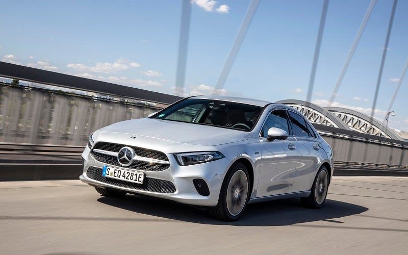 Mercedes-Benz A 250 e Limousine, iridiumsilber metallic, Leder schwarz;Kraftstoffverbrauch gewichtet 1,4 l/100 km, CO2-Emissionen gewichtet 33-32 g/km, Stromverbrauch gewichtet 14,8-14,7 kWh/100 km*
Mercedes-Benz A 250 e Sedan, iridium silver metallic, Leather black;Weighted fuel consumption 1.4 l/100 km, weighted CO2 emissions 33-32 g/km, weighted power consumption 14.8-14.7 kWh/100 km*