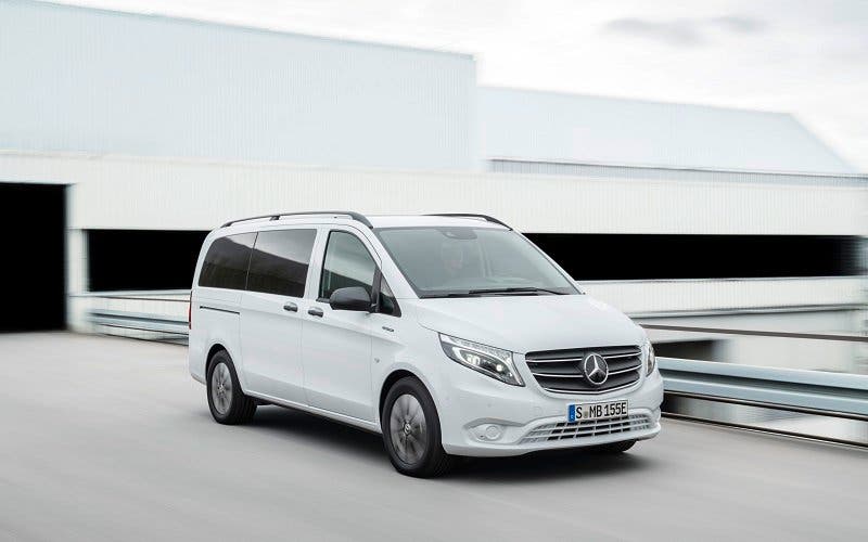 Der neue Mercedes-Benz eVito Tourer – Exterieur;Stromverbrauch kombiniert: 26,2 kWh/100 km; CO2-Emissionen kombiniert: 0 g/km*
The new Mercedes-Benz eVito Tourer – Exterior;combined power consumption: 26.2 kWh/100 km; combined CO2 emissions: 0 g/km*