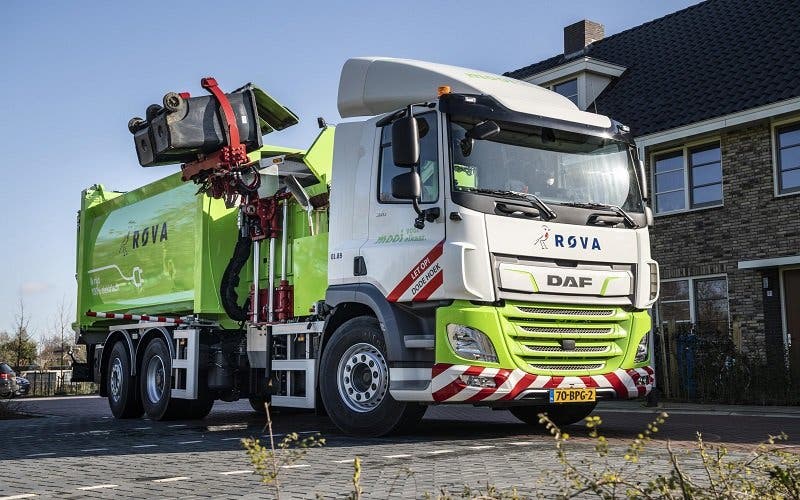 First-DAF-CF-Electric-refuse-collection-truck-delivered-to-ROVA-portada