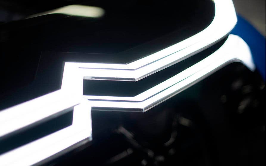 El Citroën C4 eléctrico estrenará  la nueva firma lumínica de la marca