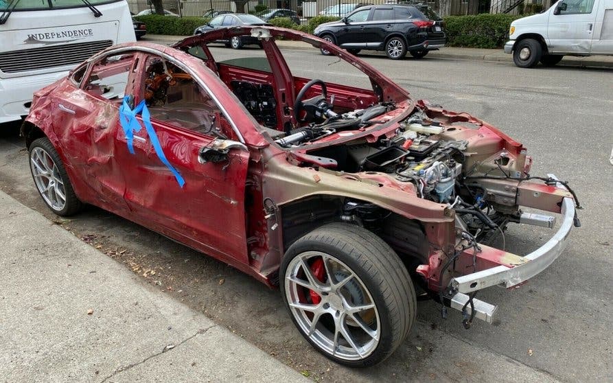 tesla-model-3-destrozado-vendido-ebay_portada1200