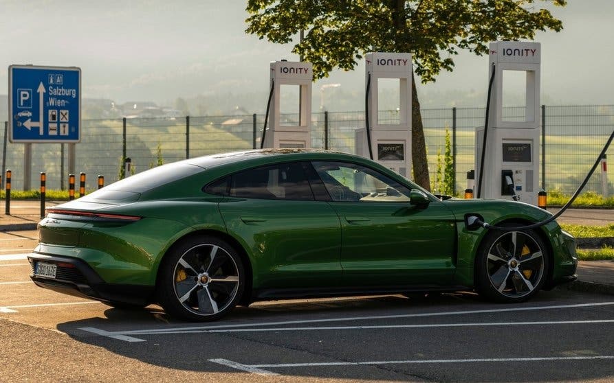 Porsche-Taycan-Turbo-S-2020-05
