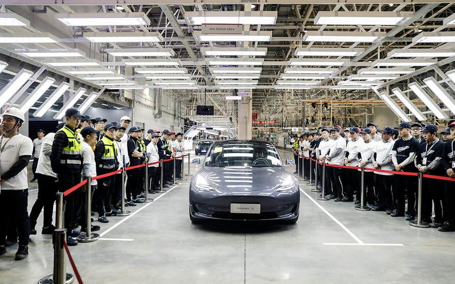 Tesla Model 3 saliendo de la línea de producción de la Gigafactoría de Shanghái