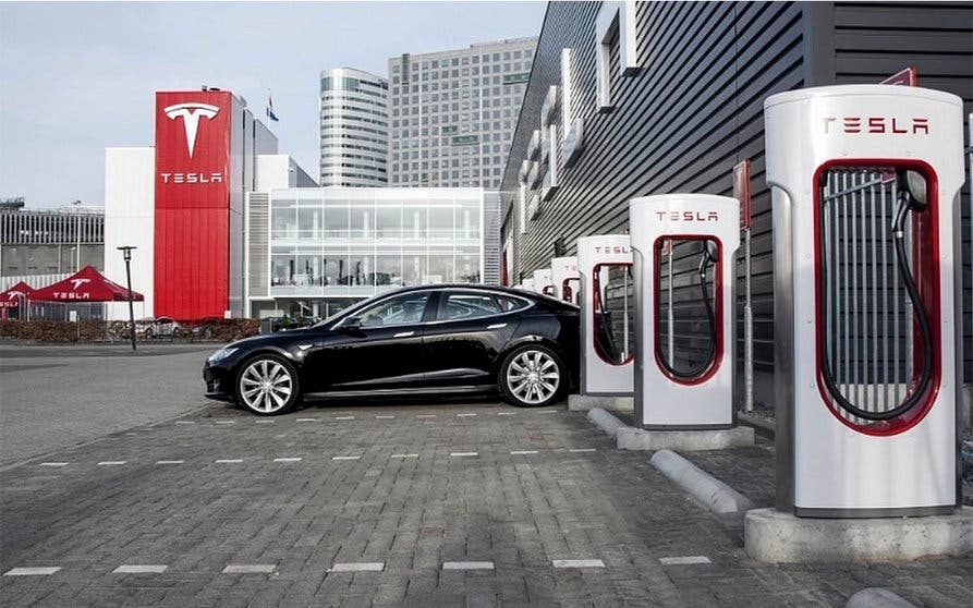 Tesla acelera el ritmo de implantación de su red de Supercargadores