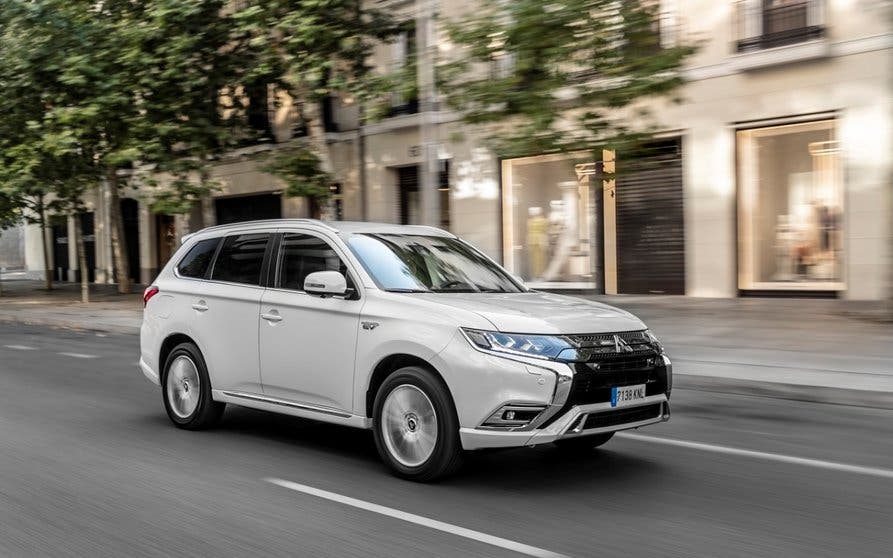 Mitsubishi-Outlander-PHEV-01