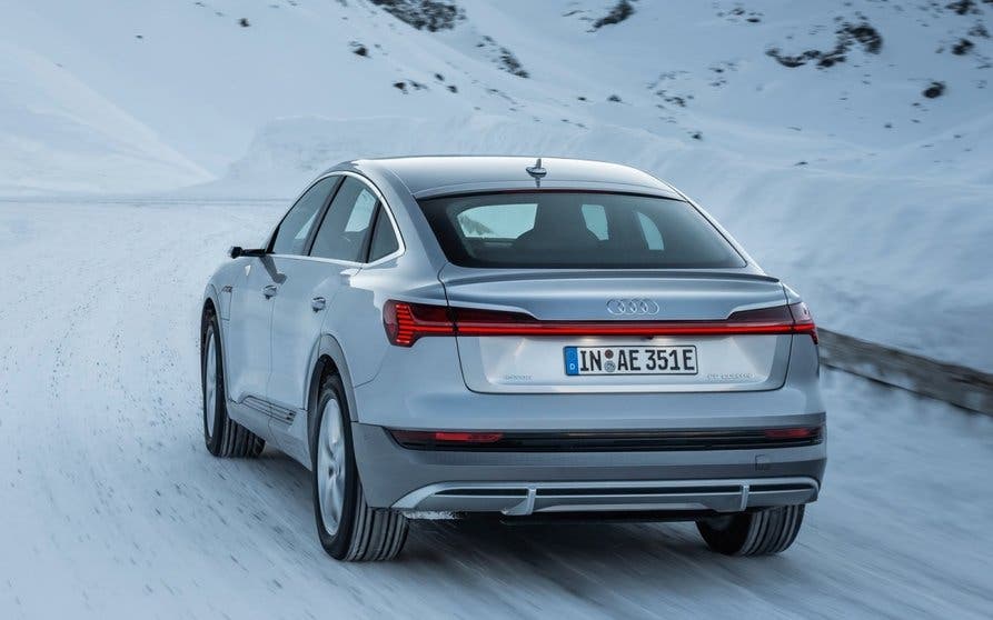 Audi-e-tron-Sportback-2021-01