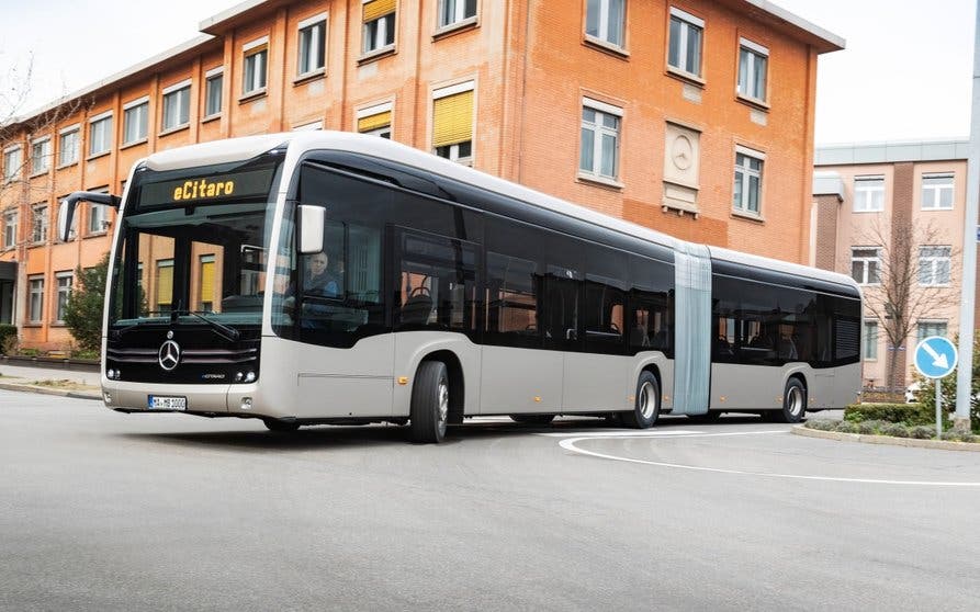 Der vollelektrisch angetriebene Gelenkbus eCitaro G erweitert das Angebot der Citaro Stadtbus-Familie
The fully-electric eCitaro G articulated bus extends the range of the Citaro city bus family.