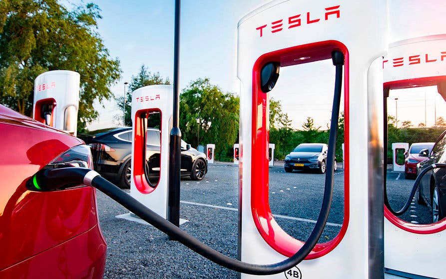 Tesla Model X en un Supercharger.