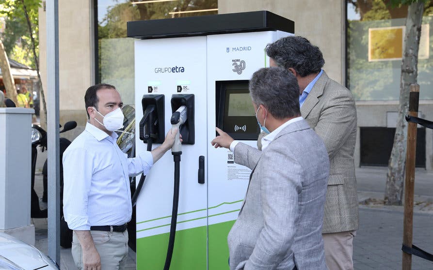 El delegado del Área de Medio Ambiente y Movilidad del Ayuntamiento, Borja Carabante carga un coche eléctrico en uno de los 12 nuevos puntos de recarga eléctrica rápida.