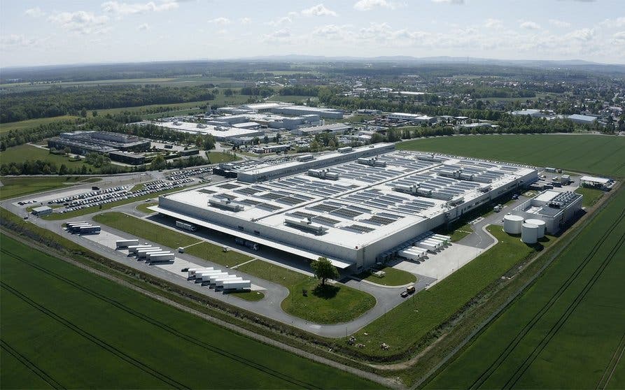Batterieproduktion bei der Mercedes-Benz Tochter Accumotive in Kamenz: Der Standort verfügt über zwei Batteriefabriken und hat eine Produktions- und Logistikfläche von insgesamt 80.000 Quadratmetern. Die Accumotive setzt auf hochmoderne Anlagen und nutzt vielfältige Industrie 4.0 –Technologien zur Fertigung von Antriebsbatterien für Modelle der Produkt- und Technologiemarke EQ. Die zweite 2018 in Betrieb genommene Batteriefabrik wurde von Beginn an als CO2-neutrale Fabrik konzipiert.
Battery production at Mercedes-Benz subsidiary Accumotive in Kamenz: The plant has two battery factories and a total production and logistics area of 80,000 square meters. Accumotive relies on state-of-the-art systems and uses a wide range of Industry 4.0 technologies to manufacture drive batteries for models from the product and technology brand EQ. The second battery factory, which opened in 2018 was designed as a CO2-neutral factory right from the beginning.